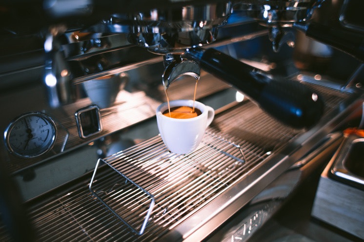 pouring-an-espresso_4460x4460-746-opt